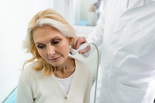 Boule de peau sur le lobe de l'oreille : causes et traitements